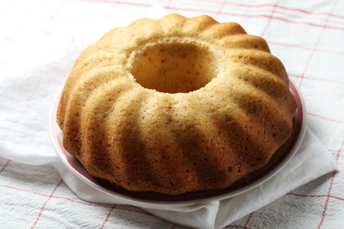 Como fazer bolo de amendoim: você precisa conhecer essa perfeição de receita!/Foto: Canva.