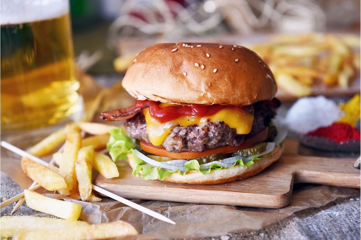 Você ama hambúrguer? Aprenda como fazer essa receita caseira!/ Foto: Canva.