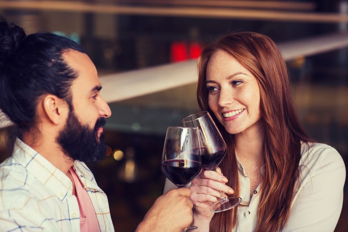 Melhores vinhos para comemorar o dia dos namorados: surpreenda seu amor!/ Foto: Canva.
