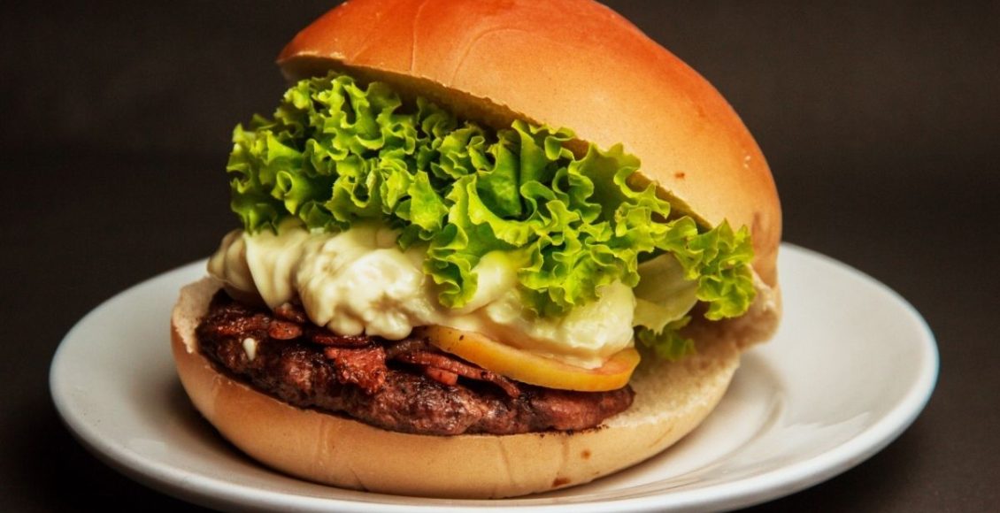 Você ama hambúrguer? Aprenda como fazer essa receita caseira! Reprodução do canva.
