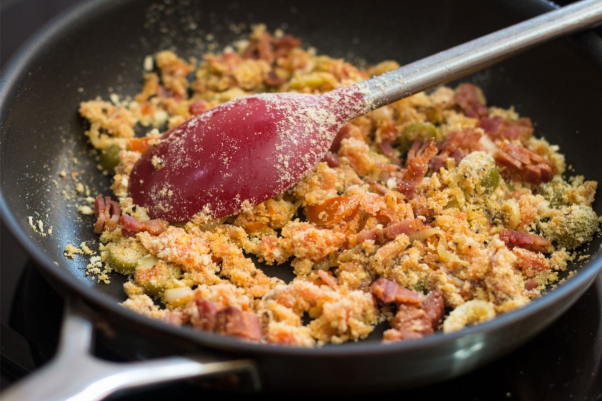 Como fazer farofa gourmet, aprenda o passo a passo dessa receita espetacular ( foto: reprodução/canva )