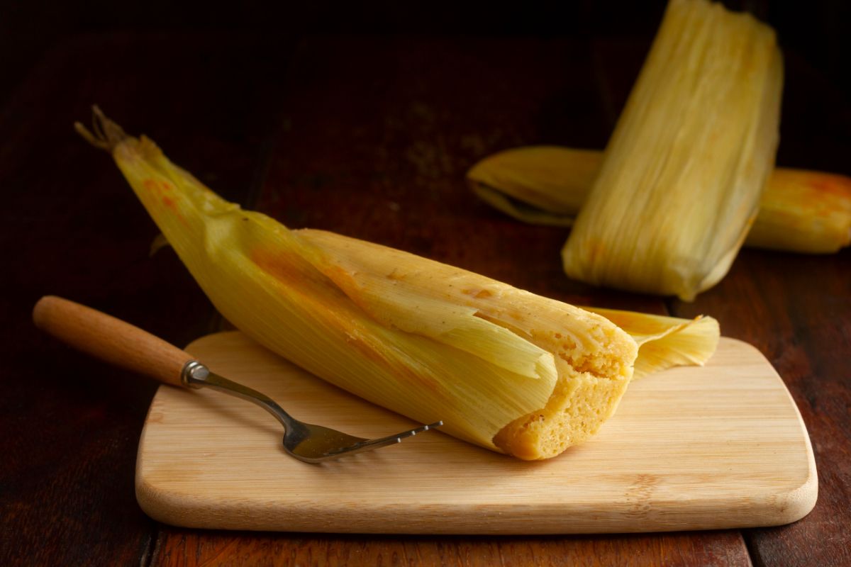 Aprenda a fazer uma deliciosa pamonha com queijo, faça essa receita para sua festa junina ( foto: reprodução/canva )