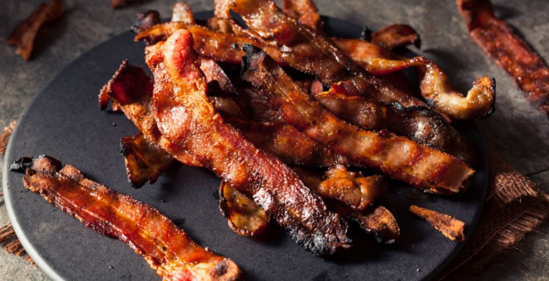 Como fazer bacon em casa sem defumar: aprenda a conservar de um jeito saudável e não compre mais! ( foto: reprodução/canva )