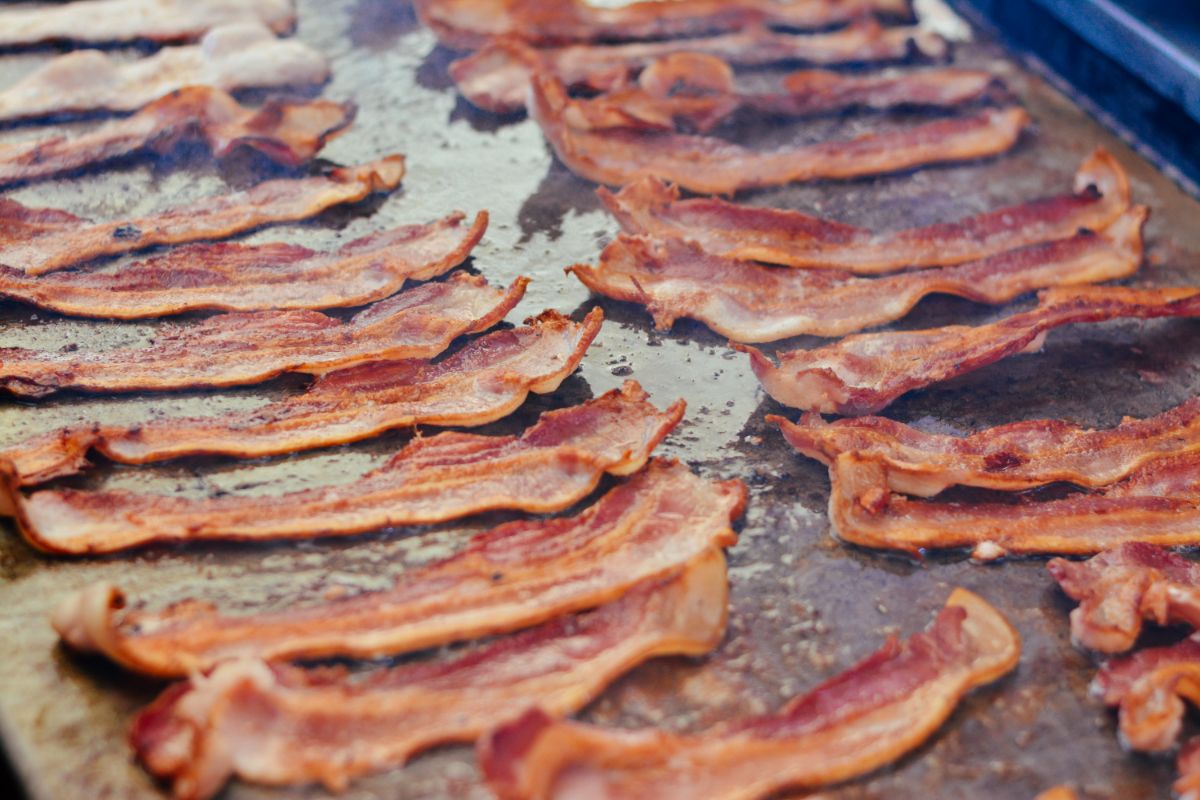 Como fazer bacon em casa sem defumar: aprenda a conservar de um jeito saudável e não compre mais! ( foto: reprodução/canva )