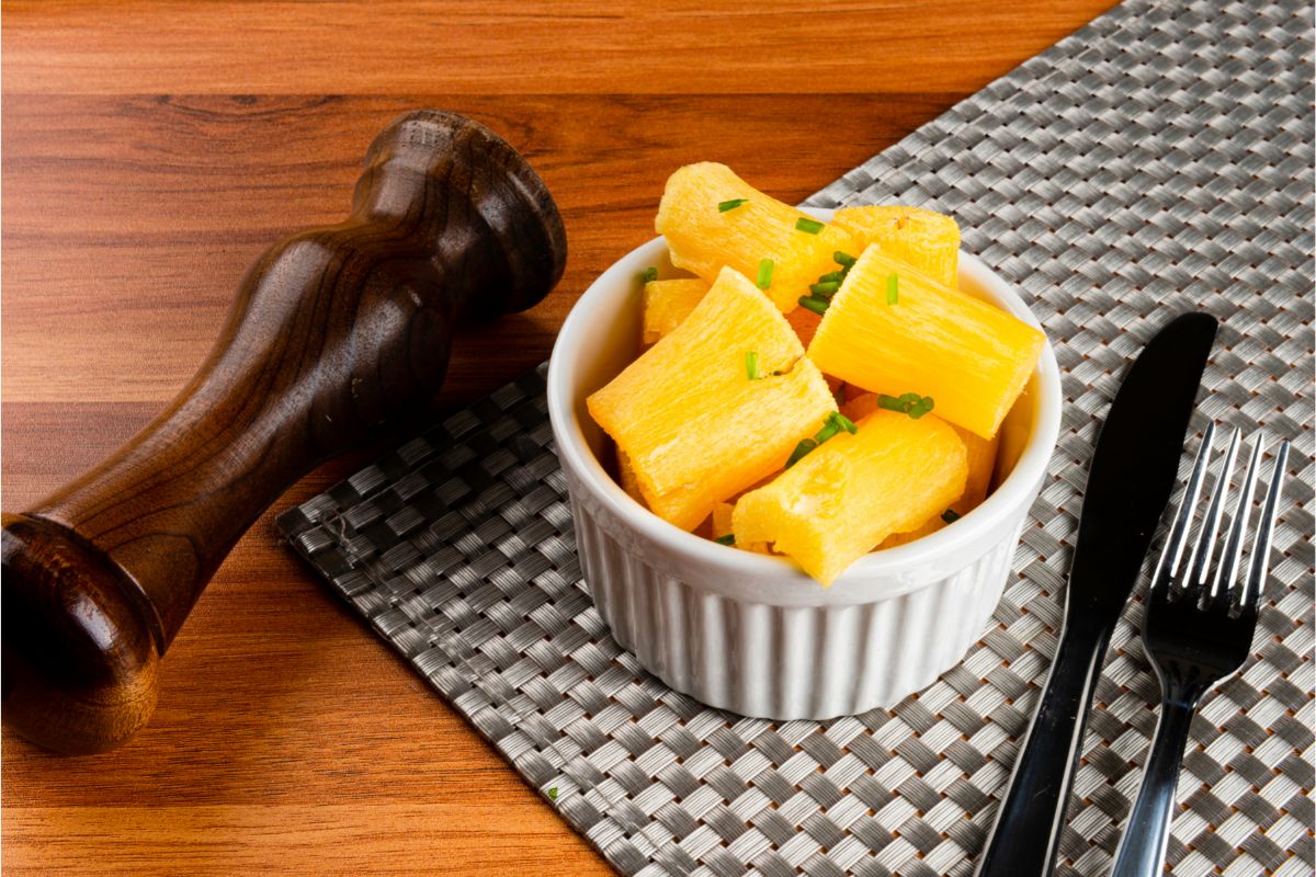 Você gosta de mandioca? Aprenda agora uma receita perfeita de mandioca frita!/ Foto: Canva.