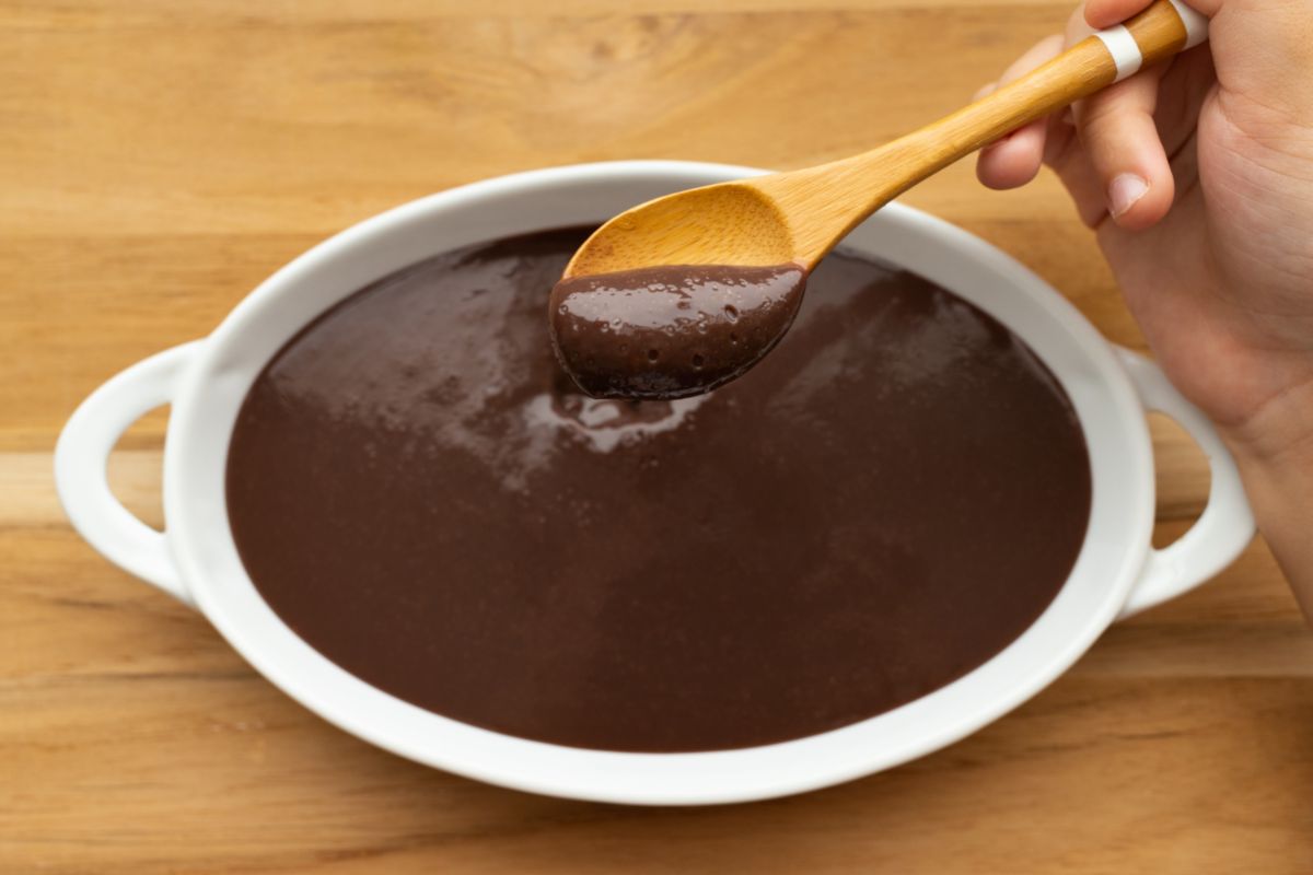 Está precisando de um doce? Aprenda a fazer um saboroso brigadeiro de panela!/Foto: Canva.