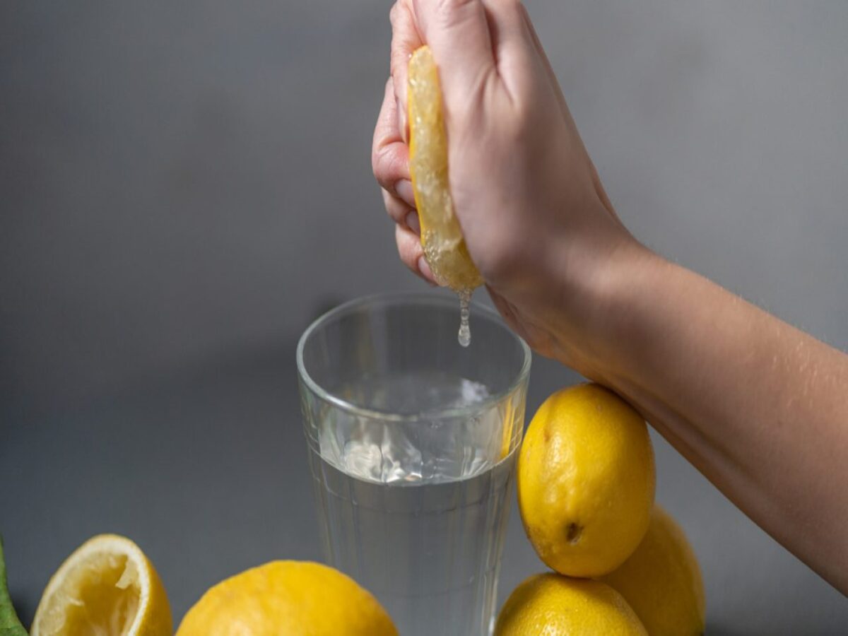 Água com limão ajuda a diminuir azia? - Fonte: Pixaby