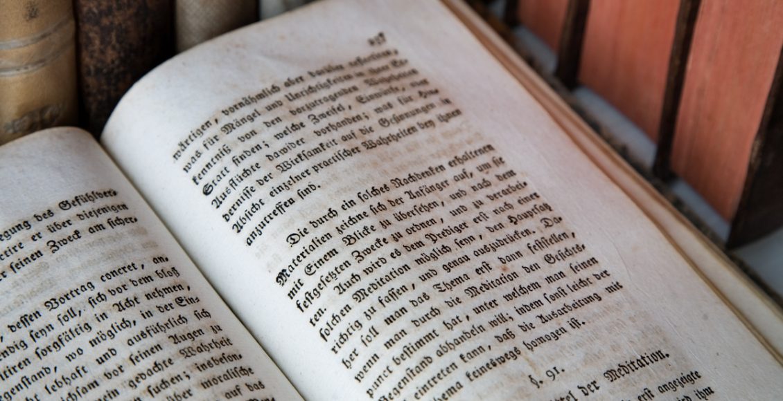 Confira dicas para organizar e limpar livros para impedir mofo . Fonte: Pixabay