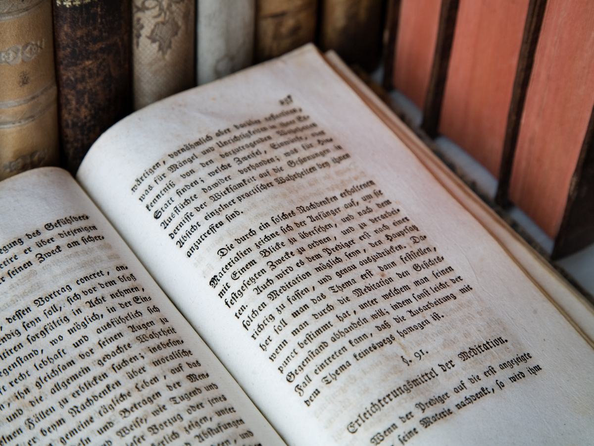 Confira dicas para organizar e limpar livros para impedir mofo . Fonte: Pixabay