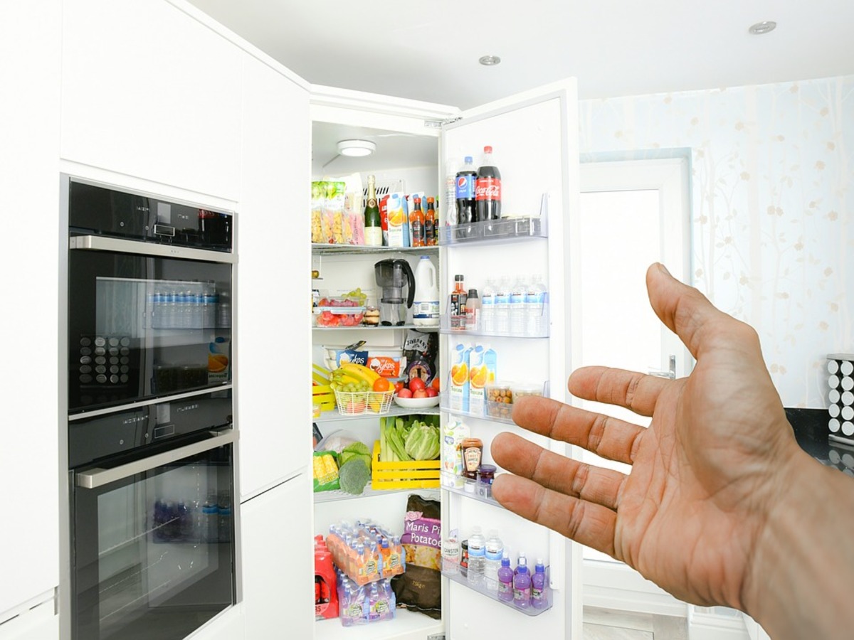 Cheiro da geladeira: o que pode ser e como tirar? Veja dicas