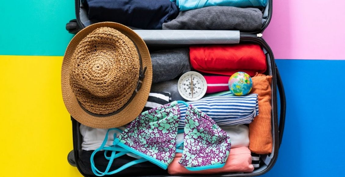 Hora de viajar! Aprenda uma forma de dobrar suas roupas para caber mais na mala - Reprodução Canva