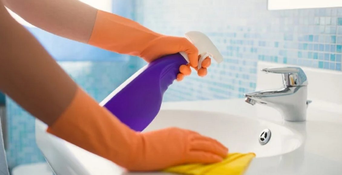 Desinfetante caseiro com casca de limão (Foto: Reprodução/ ISTOCK)