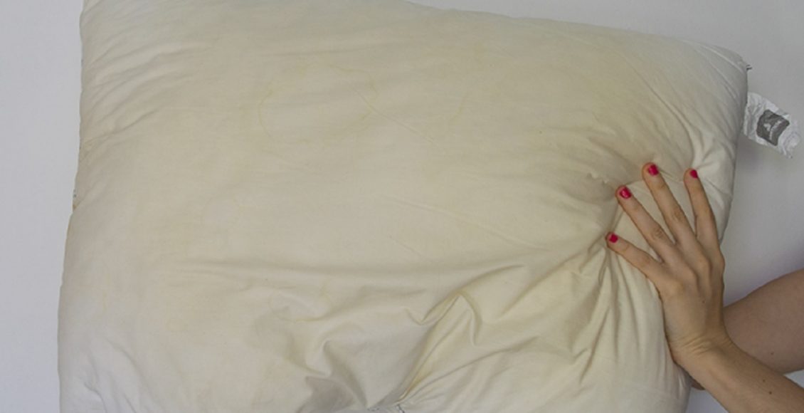 Como lavar travaesseiro amarelado (Foto: Canva/Reprodução)