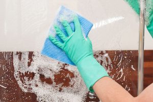 Saiba aqui, 4 dicas práticas para manter box de banheiro sempre limpo. Reprodução: Canva