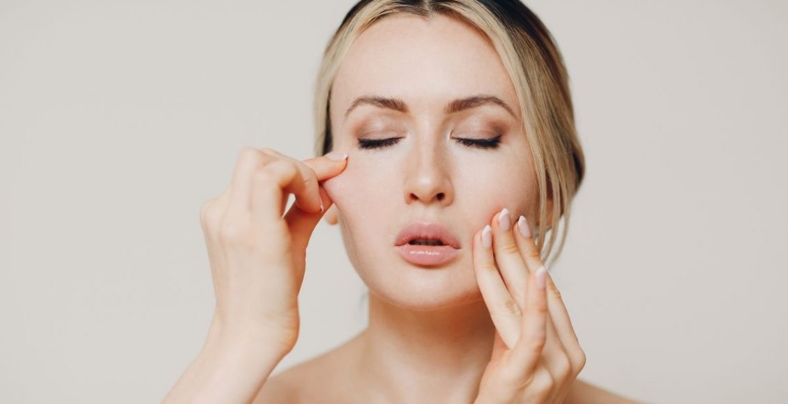 Quer ficar mais jovem? Conheça o Yoga facial, o botox natural das famosas. Reprodução: Canva