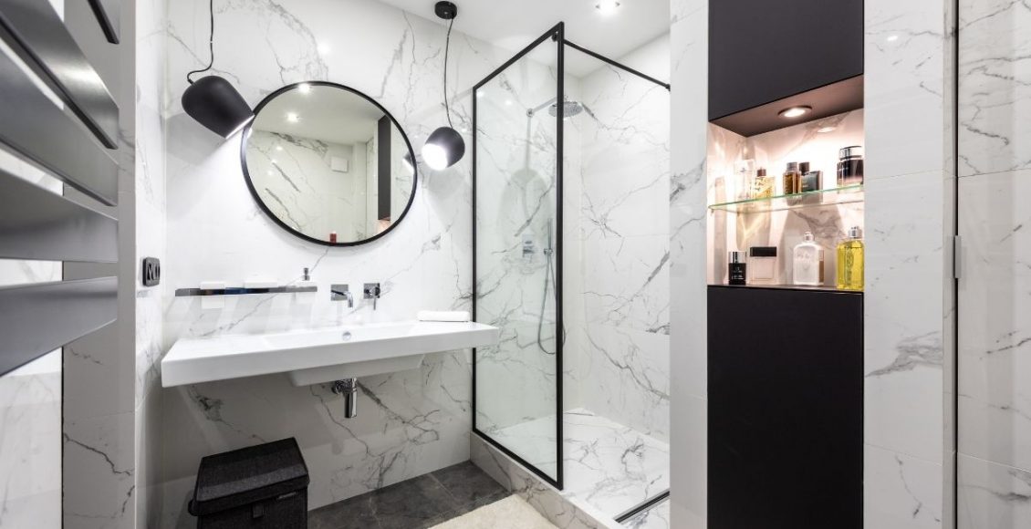 Saiba aqui, 4 dicas práticas para manter box de banheiro sempre limpo. Reprodução: Canva