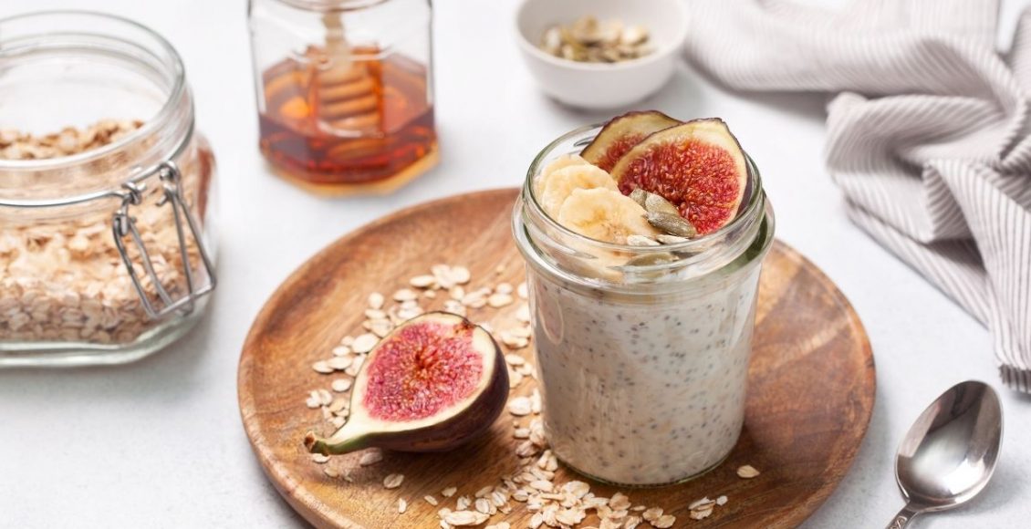 Aprenda a fazer o Overnight oats, "aveia dormida", ideal para um café da manhã saudável (06). Reprodução: Canva.
