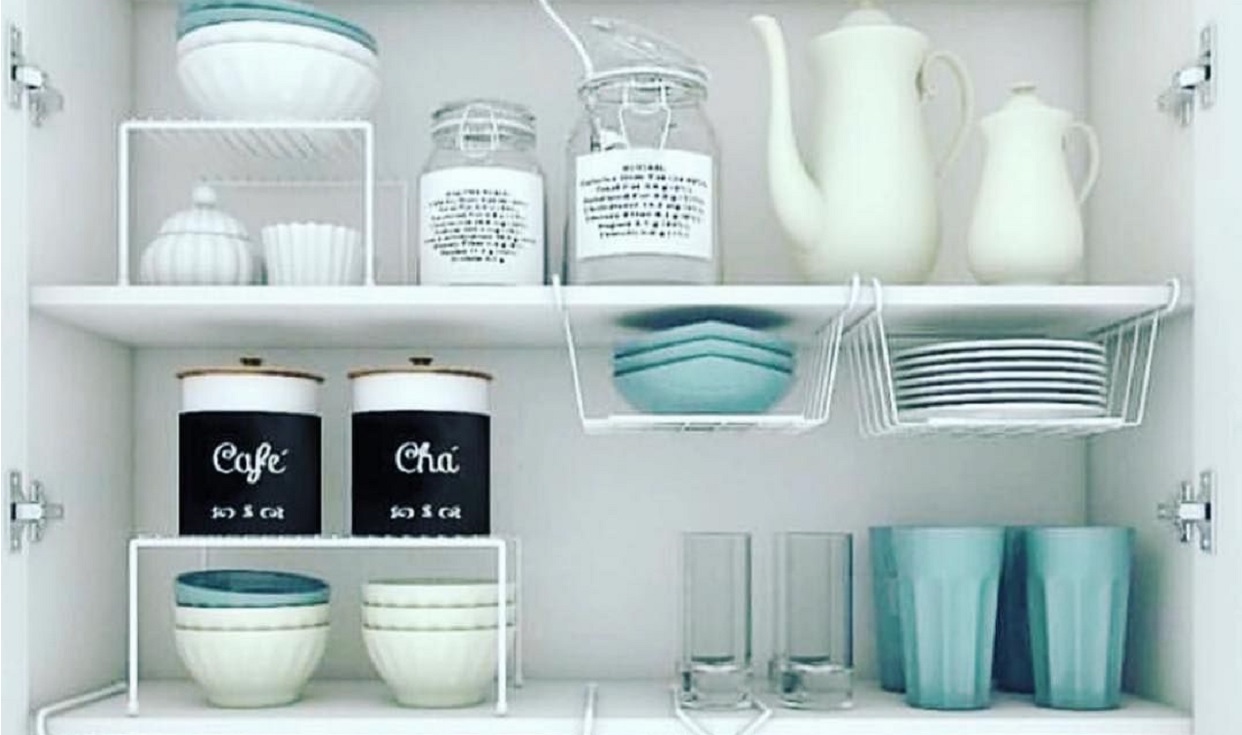 Organizar a cozinha: acessórios aramados são ótimos para deixar tudo em ordem - Reprodução: Freepik