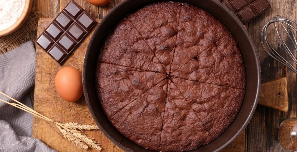 Bolo de chocolate fácil - reprodução: Canva