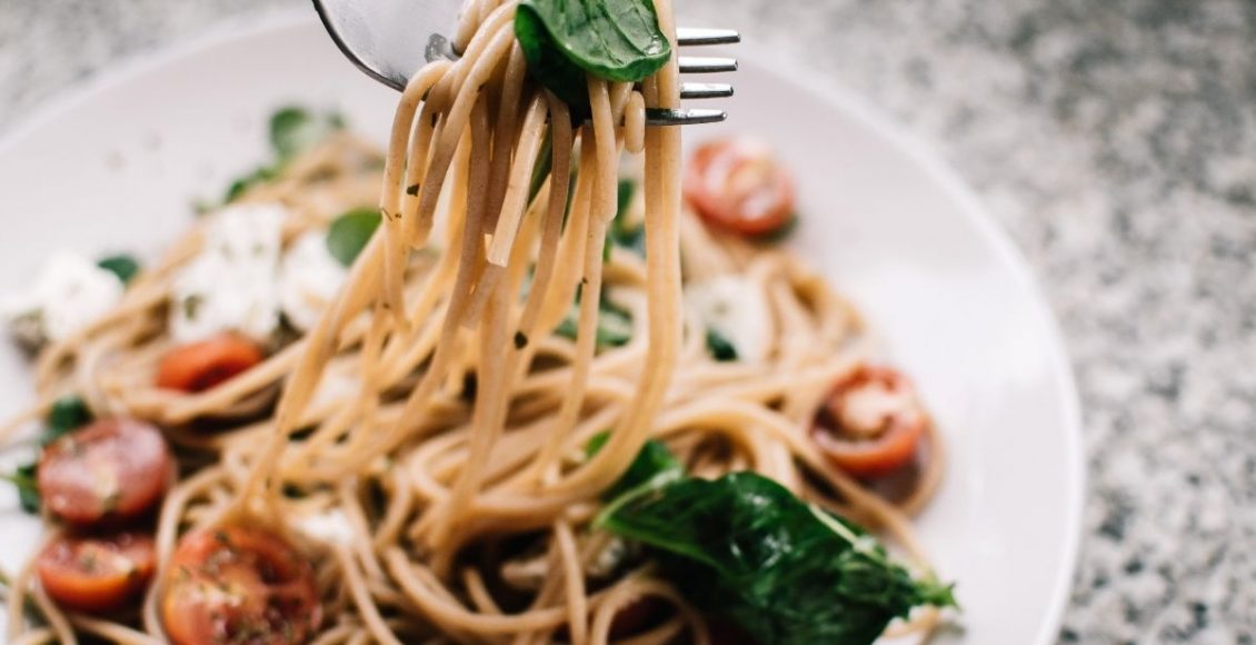 Como montar um jantar simples - reprodução: Canva