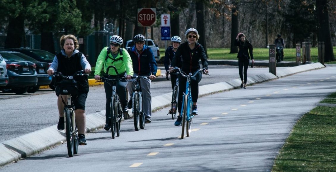 Andar de bicicleta - reprodução: Canva