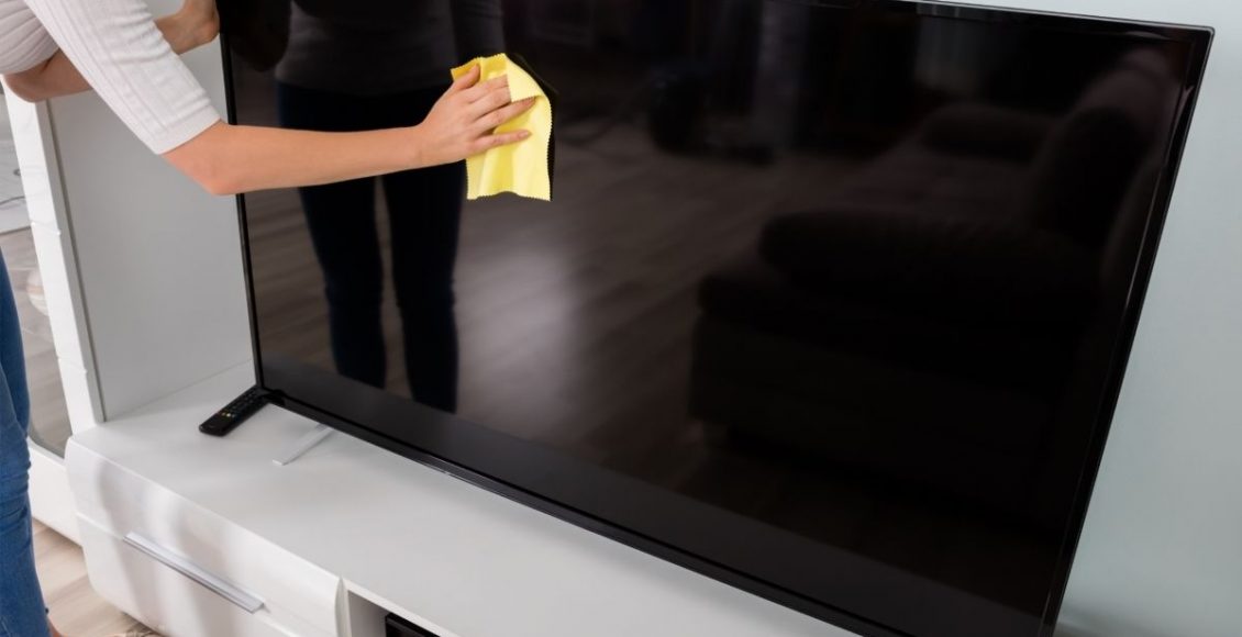 Limpeza de tela da televisão livre de todas as sujeiras e manchas com apenas um produto - Reprodução Canva