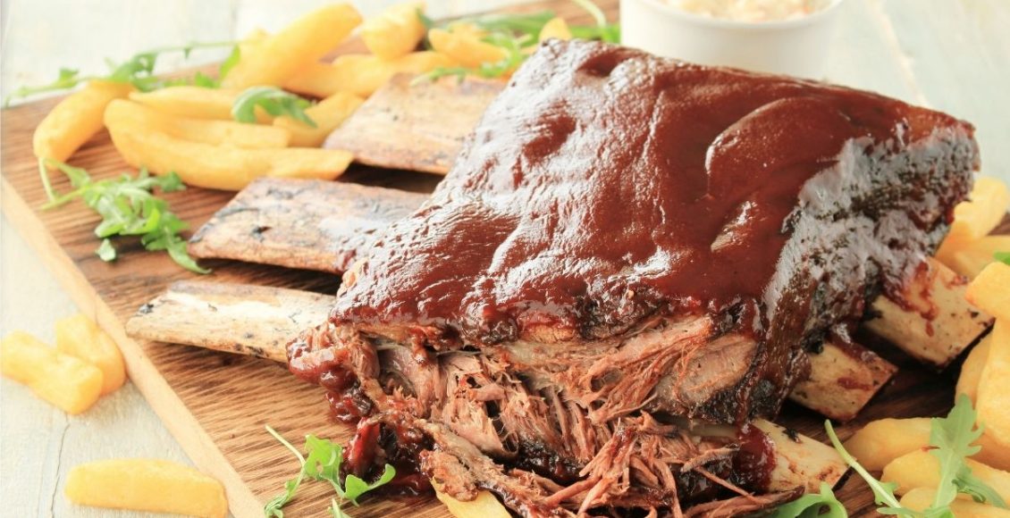 Costela bovina desmanchando: receita com 2 ingredientes e sem água - Reprodução Canva