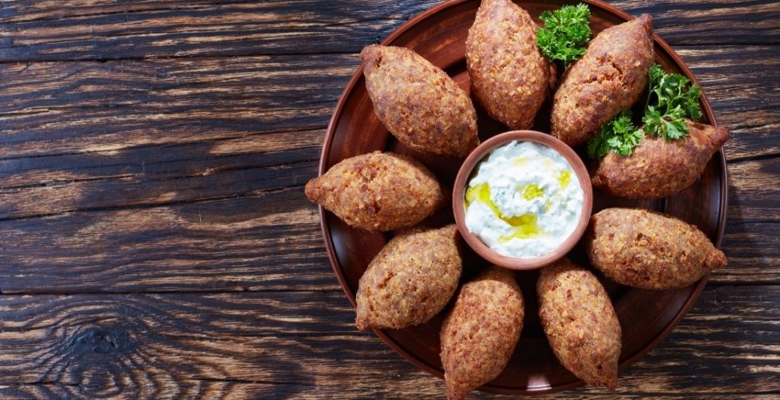 Receita de quibe frito recheado! Aprenda o passo a passo desse petisco popular - Reprodução Canva