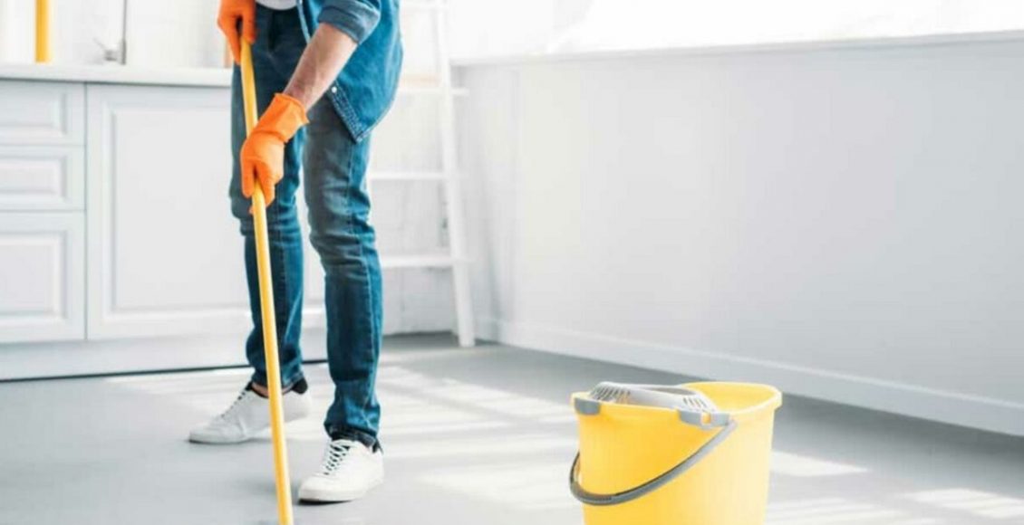 Passar pano no chão (Foto: Reprodução/Pexels)