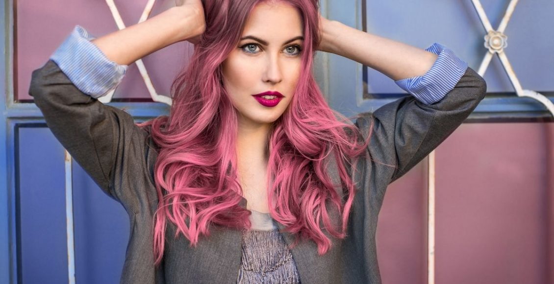 cabelo rosa - Reprodução Canva