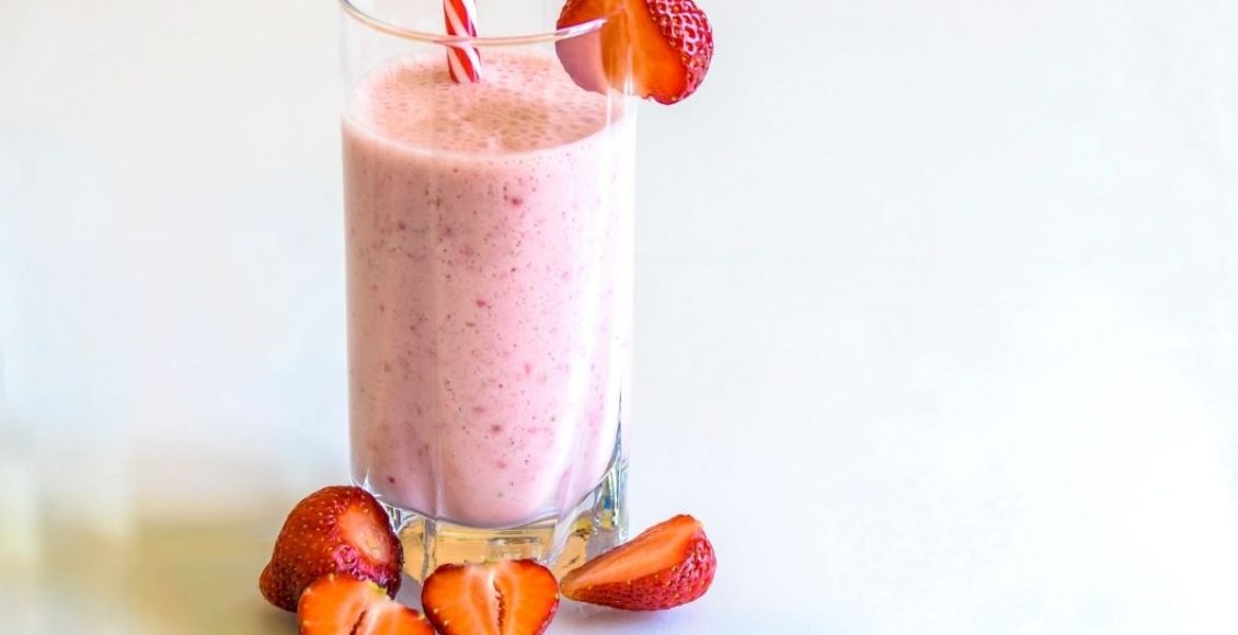 vitamina de morango com pera e linhaça - Reprodução Canva