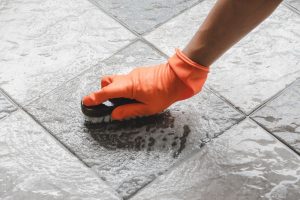 Rejunte encardido? Veja aqui, 3 dicas de como limpar rejunte de banheiro e piso. Reprodução: Canva