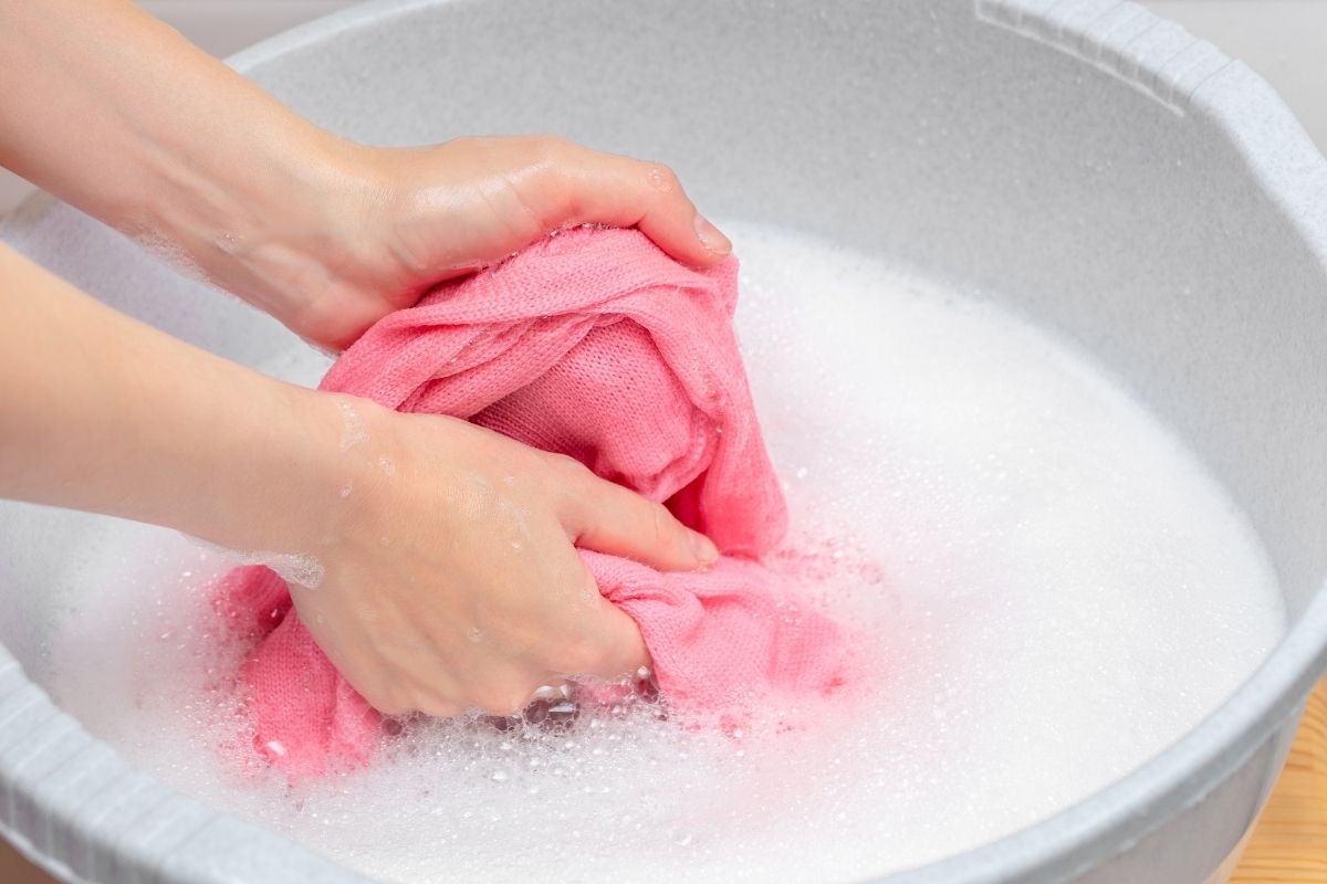 3 truques caseiros simples de fazer na hora de lavar suas roupas - reprodução Canva