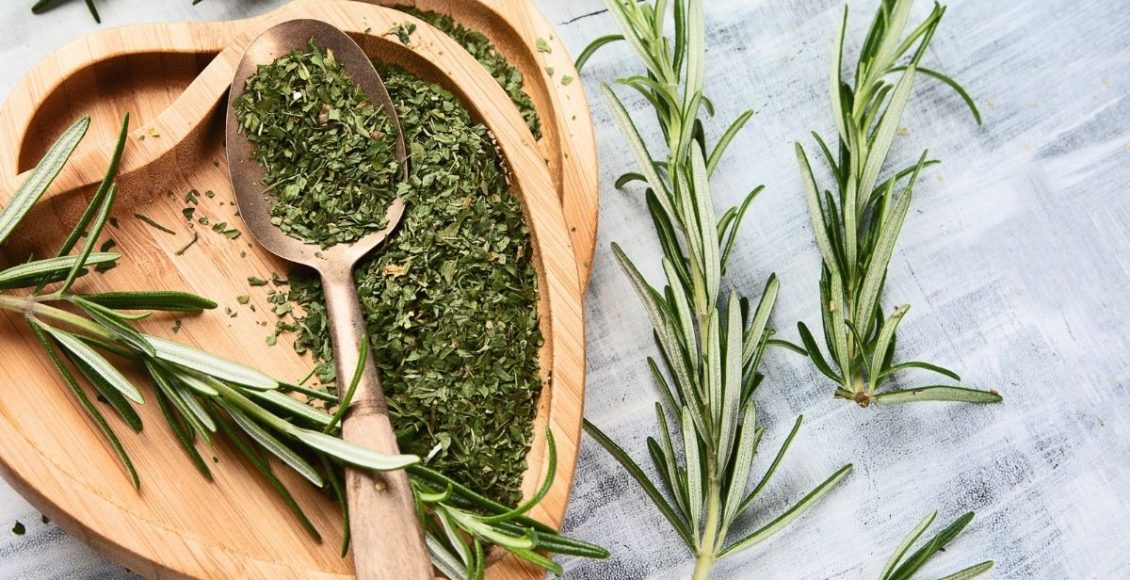 Alecrim na comida: descubra os benefícios dessa erva na sua cozinha. Confira agora — Reprodução do Canva.