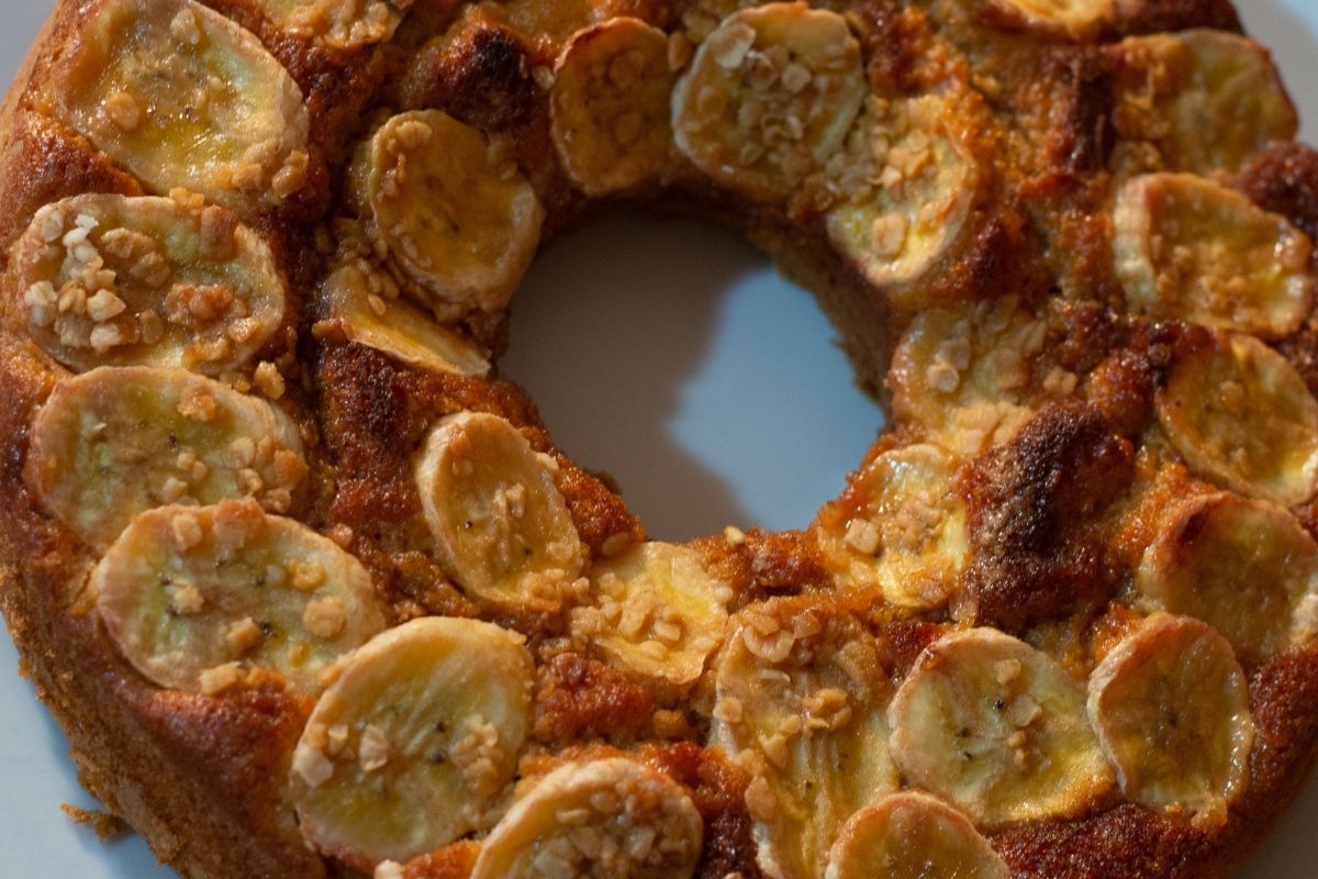 Aprenda essa receita deliciosa de bolo de banana integral - reprodução Canva