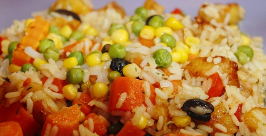 Arroz temperado receita simples para proveitar as sobras de arroz - Reprodução Canva