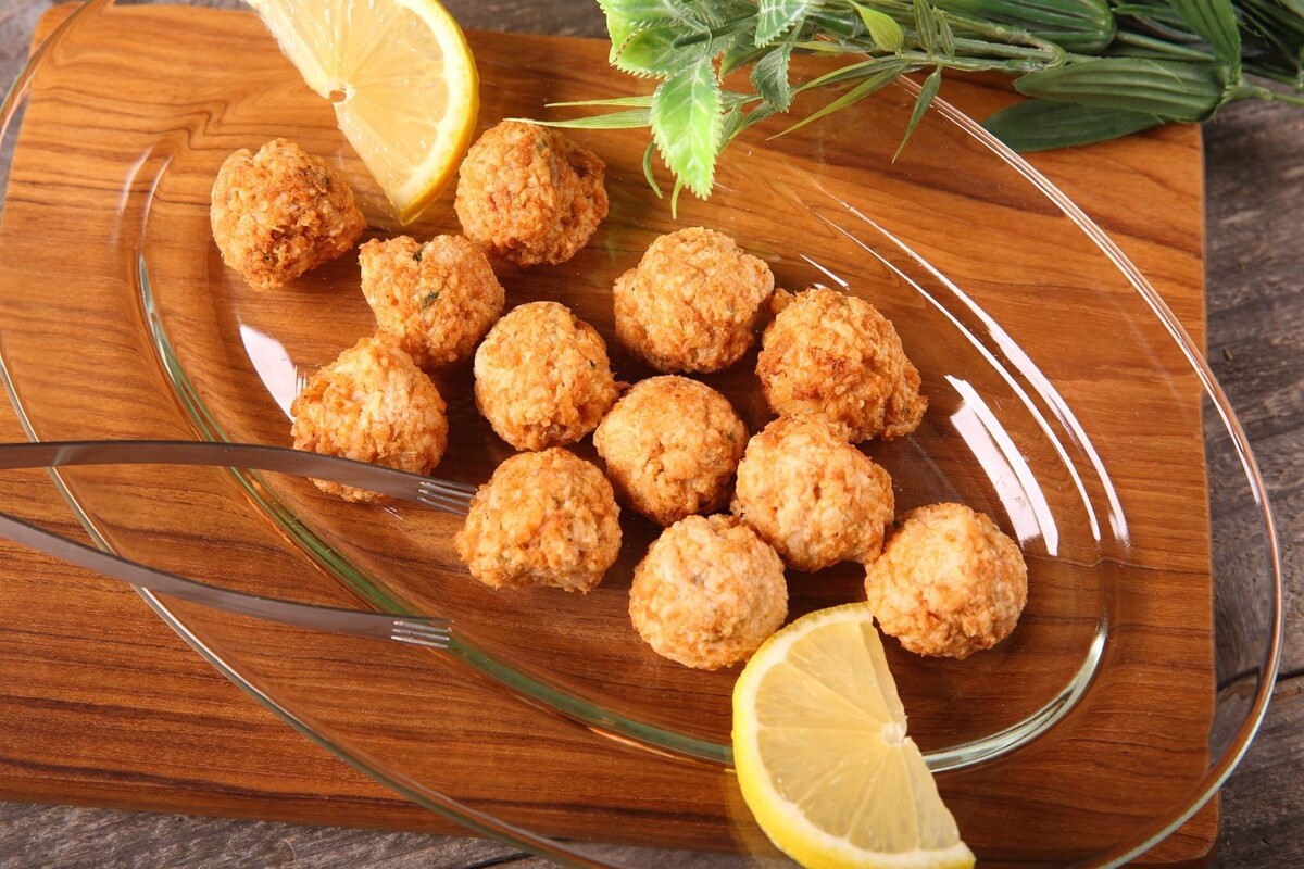 Bolinho de peixe no air fryer: acompanhe o passo a passo de como fazer esse petisco - Fonte Canva