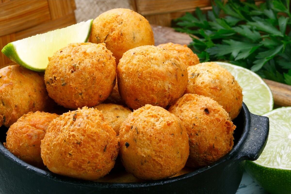 Bolinho de peixe no air fryer: acompanhe o passo a passo de como fazer esse petisco - Fonte Canva