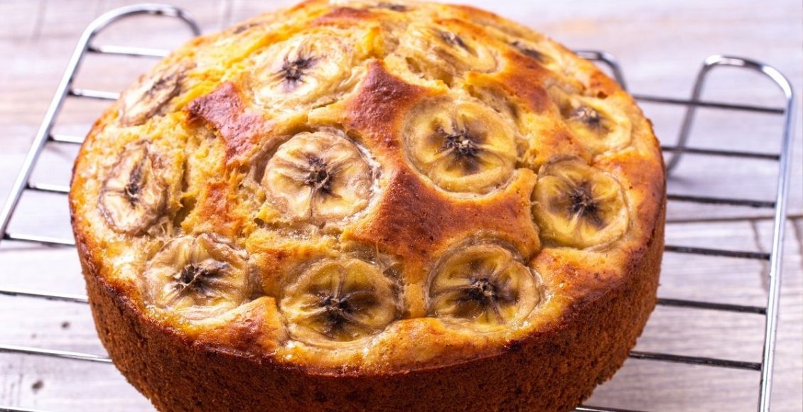 Bolo de banana no liquidificador descubra essa receita fácil e rápida - By canva