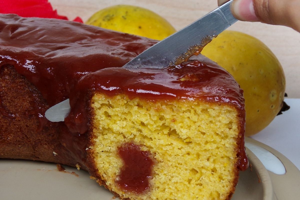 Bolo de fubá com goiabada: descubra essa receita gostosa e fácil de fazer - reprodução Canva