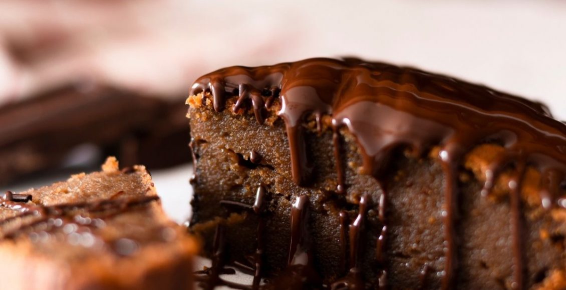 Brownie com calda de chocolate a melhor receita que você ja viu - Reprodução Canva