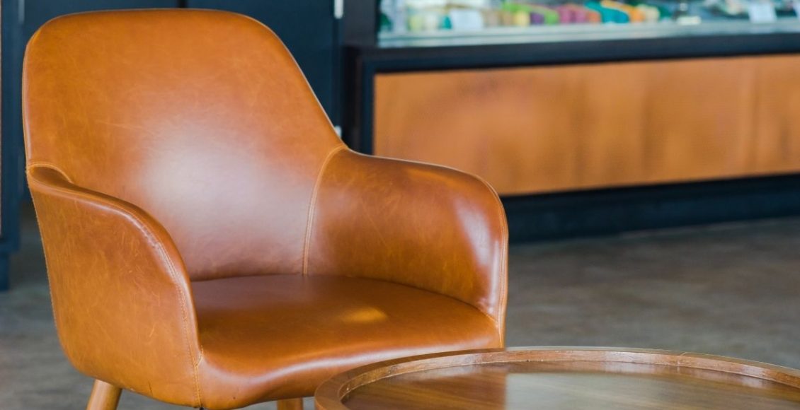 Cadeira de couro - Reprodução Canva