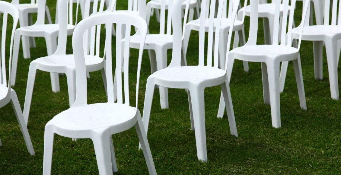 Cadeira de plástico - Reprodução Canva