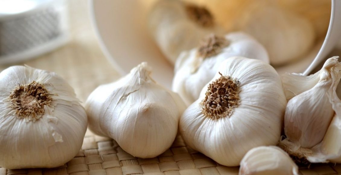 Como tirar cheiro de alho das mãos - reprodução Canva