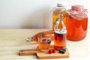 Conheça os benefícios da Kombucha, a bebida fermentada que faz bem a saúde. Reprodução: canva