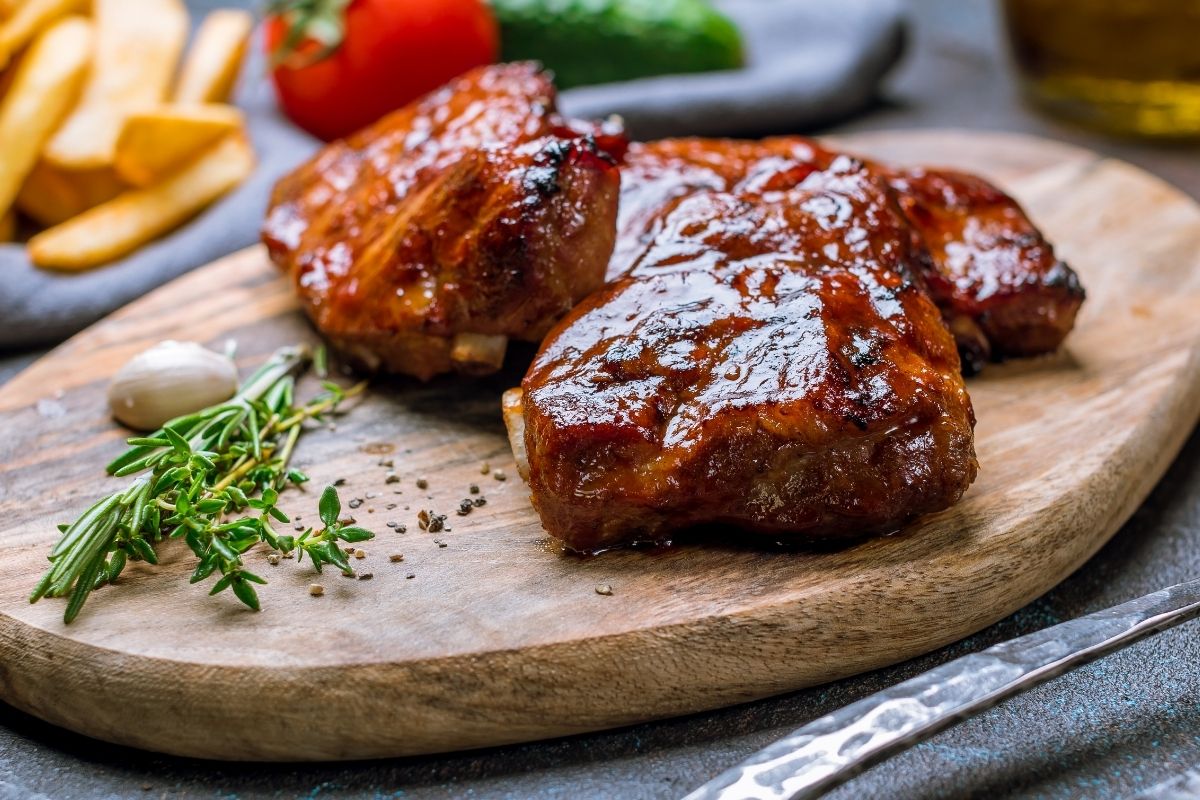 Costelinha suína com vinho e barbecue receita fácil e super elegante - Reprodução canva