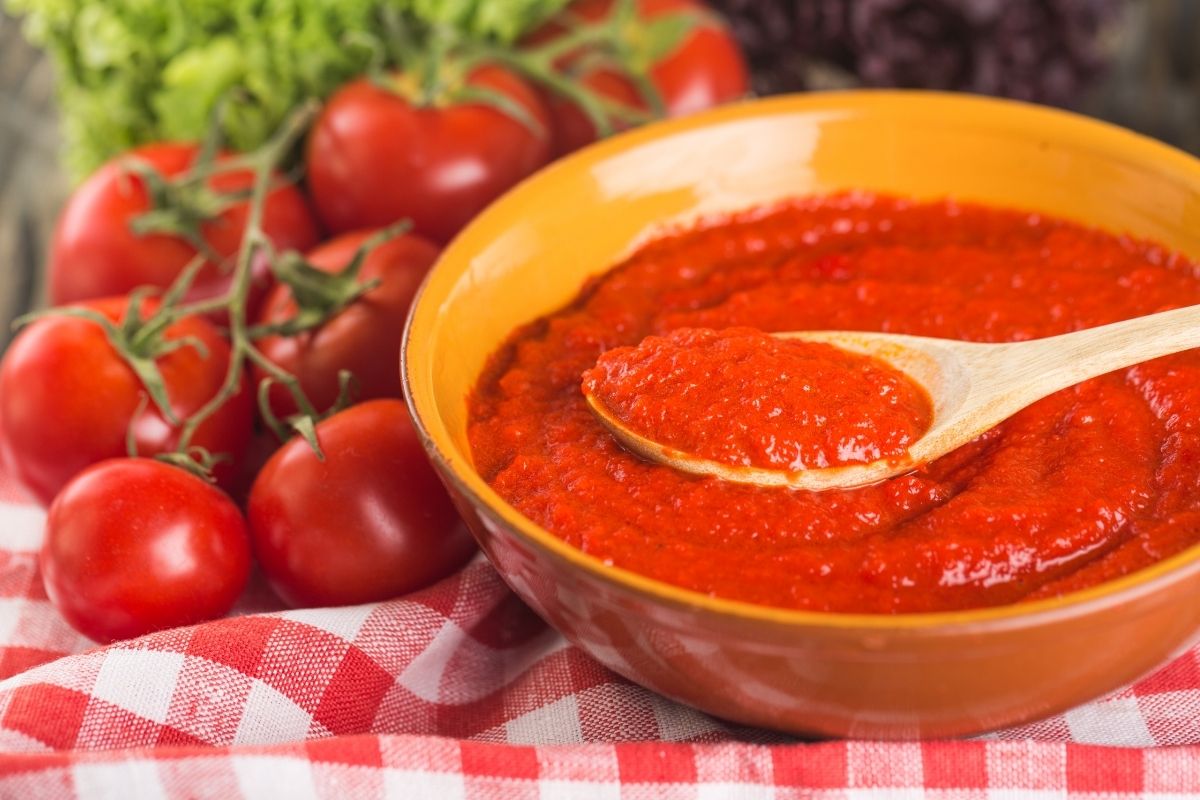 Aprenda como fazer um molho de tomate simples e tradicional - reprodução: Canva
