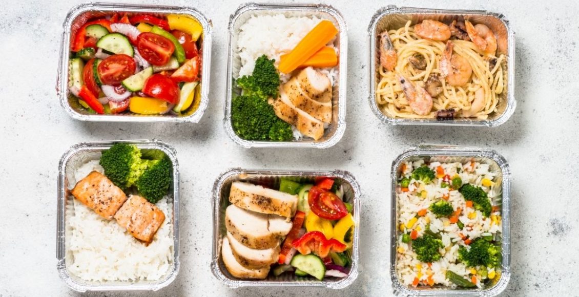 Dicas para comer bem em casa durante a semana produção de marmitas - Reprodução Canva