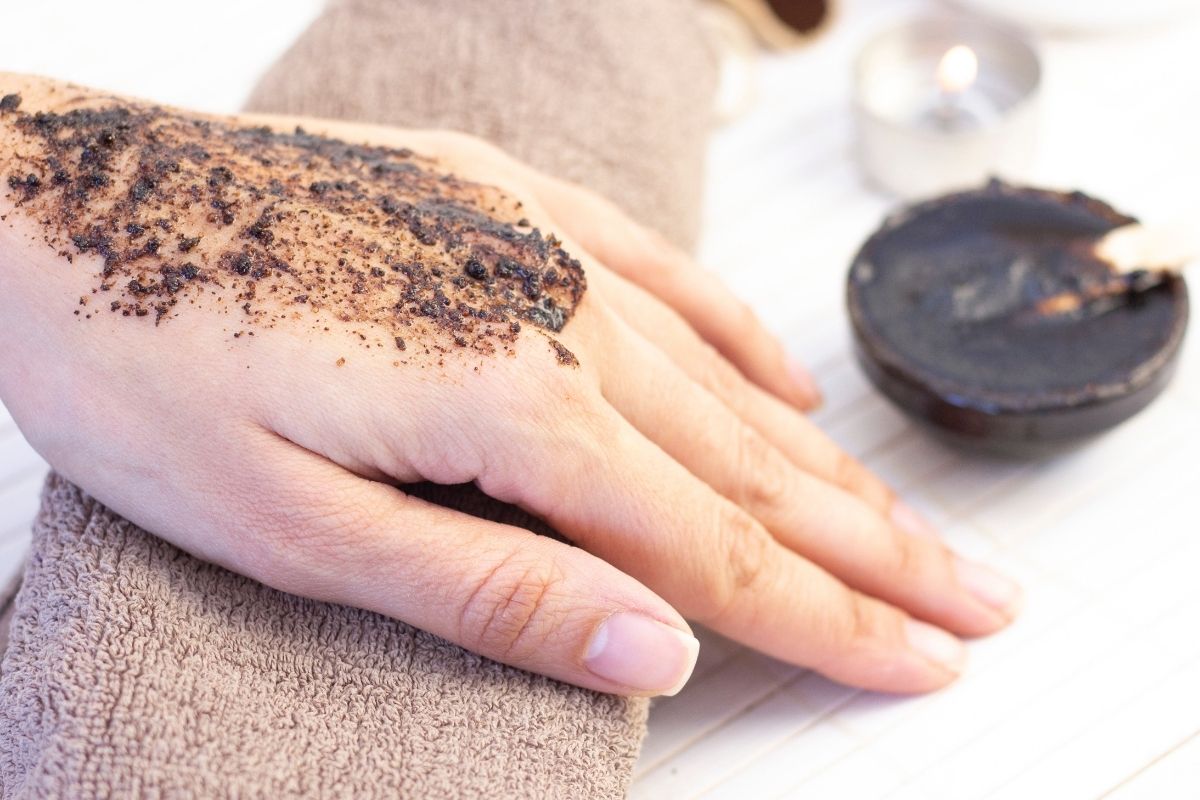 Esfoliante natural com pó de café Aprenda a receita que fica pronta em 5 minutos - Reprodução Canva (1)