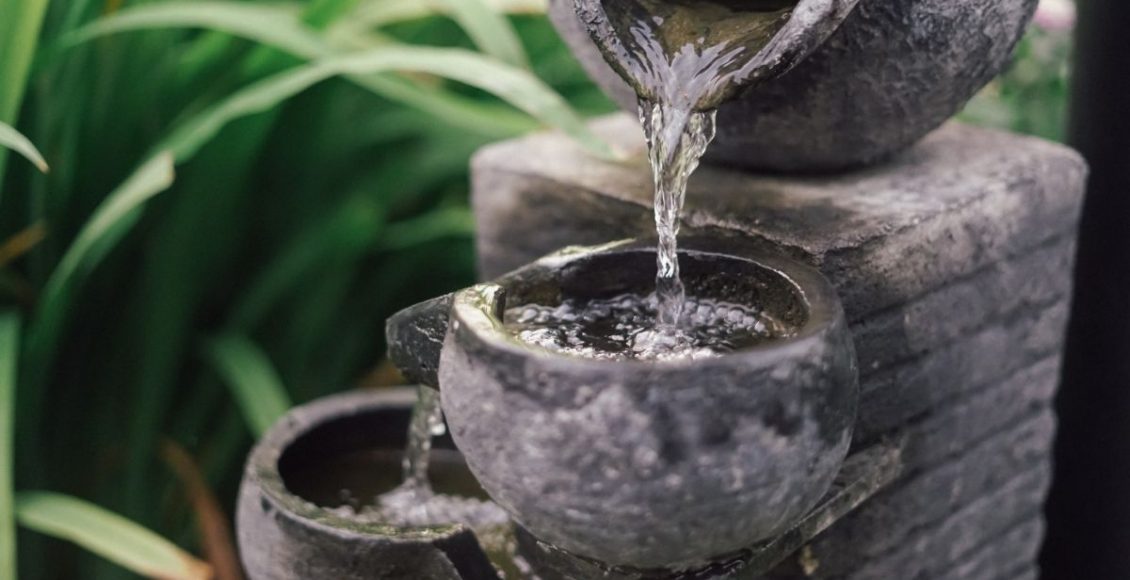 Fonte para jardim, levando mais vida ao seu jardim ou espaço interno - by Canva